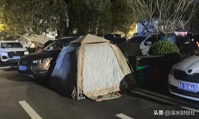 年轻人开始对坐地起价说不！新葡京景区外的帐篷大军：