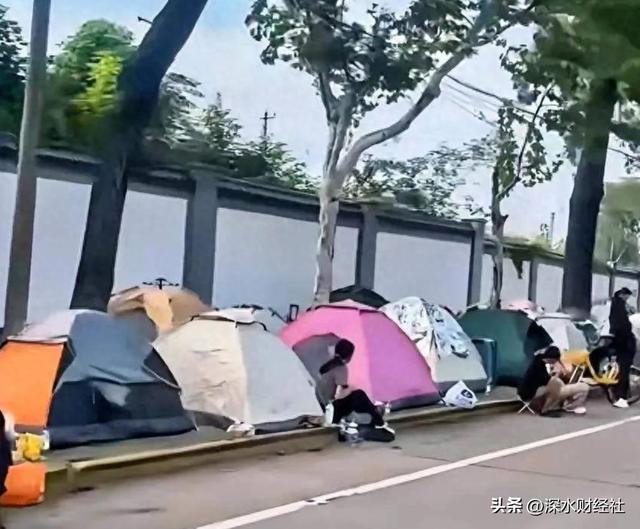 年轻人开始对坐地起价说不！新葡京景区外的帐篷大军：(图2)